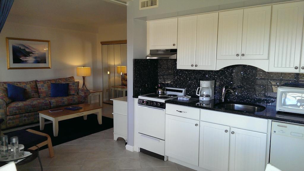 Montauk Manor Hotel ห้อง รูปภาพ A typical kitchen in a hotel