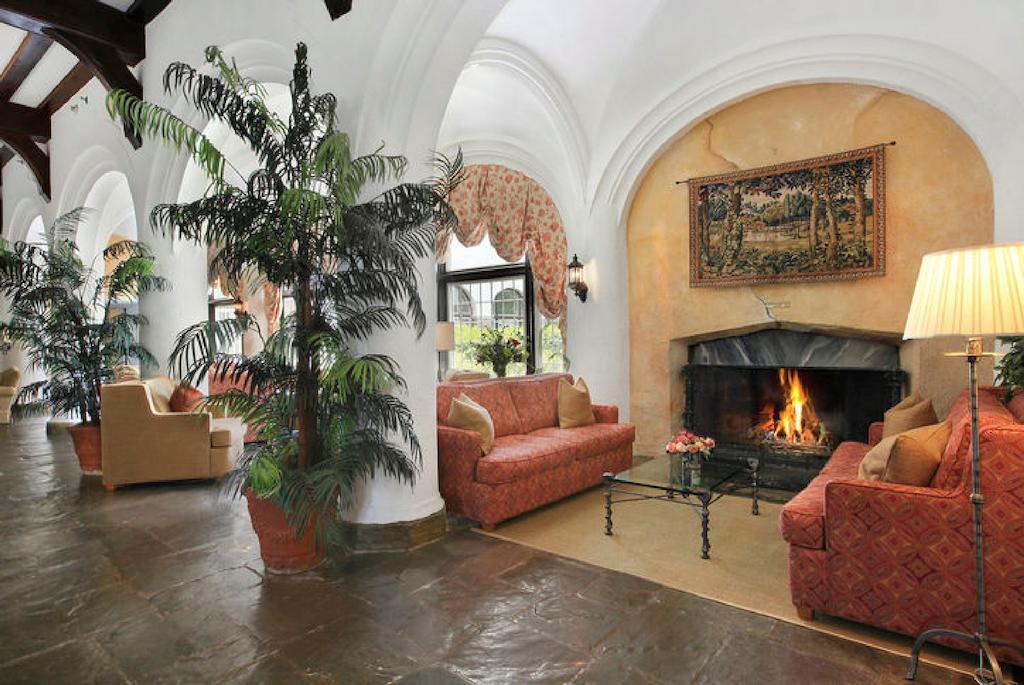 Montauk Manor Hotel ภายนอก รูปภาพ The lobby at the Hotel del Luna