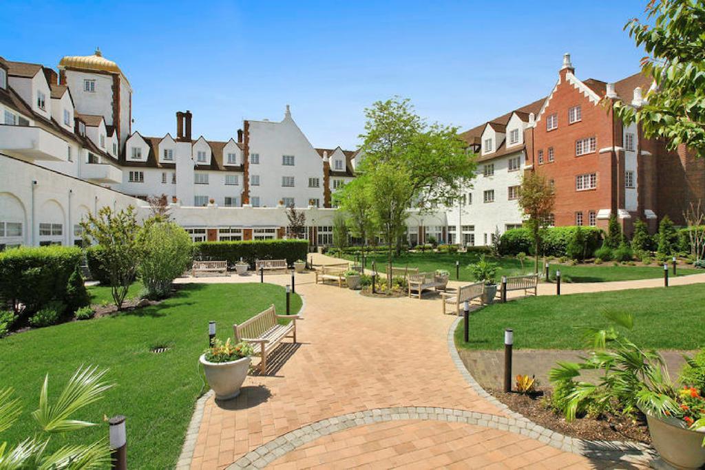 Montauk Manor Hotel ภายนอก รูปภาพ The courtyard at the former St. Mary's Hospital
