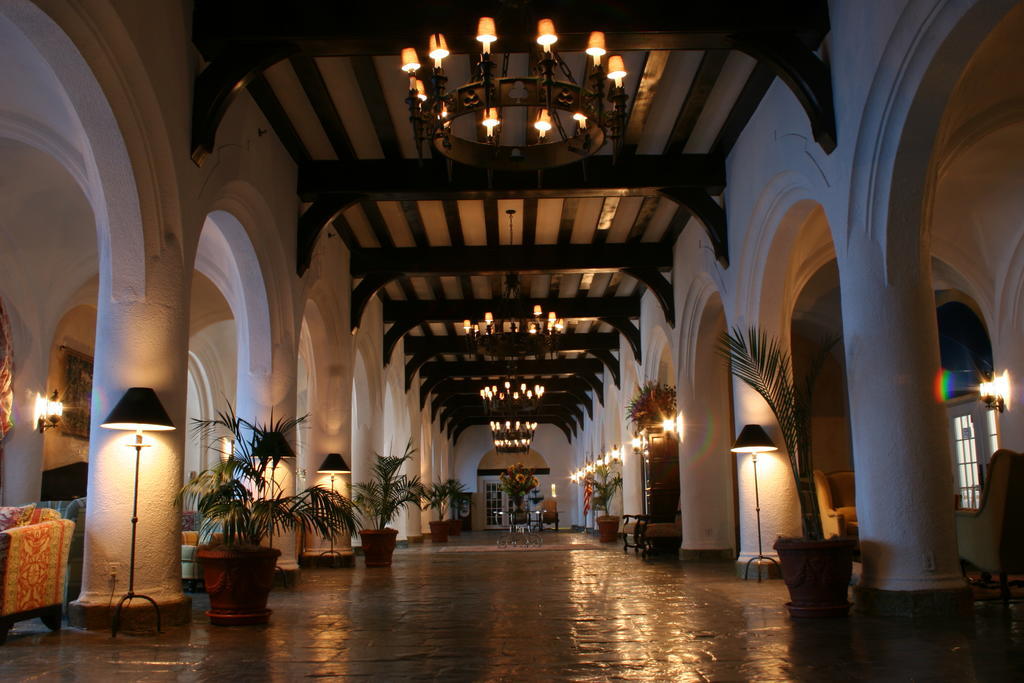 Montauk Manor Hotel ภายนอก รูปภาพ The interior of the Victoria Falls Hotel
