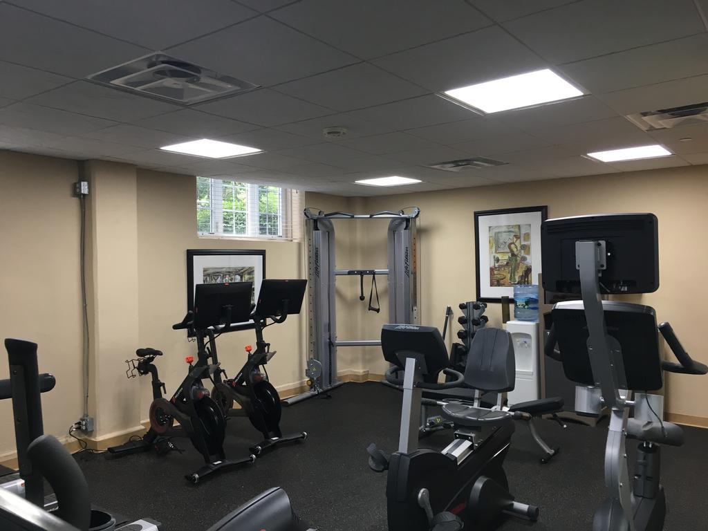 Montauk Manor Hotel ภายนอก รูปภาพ The gym at the school