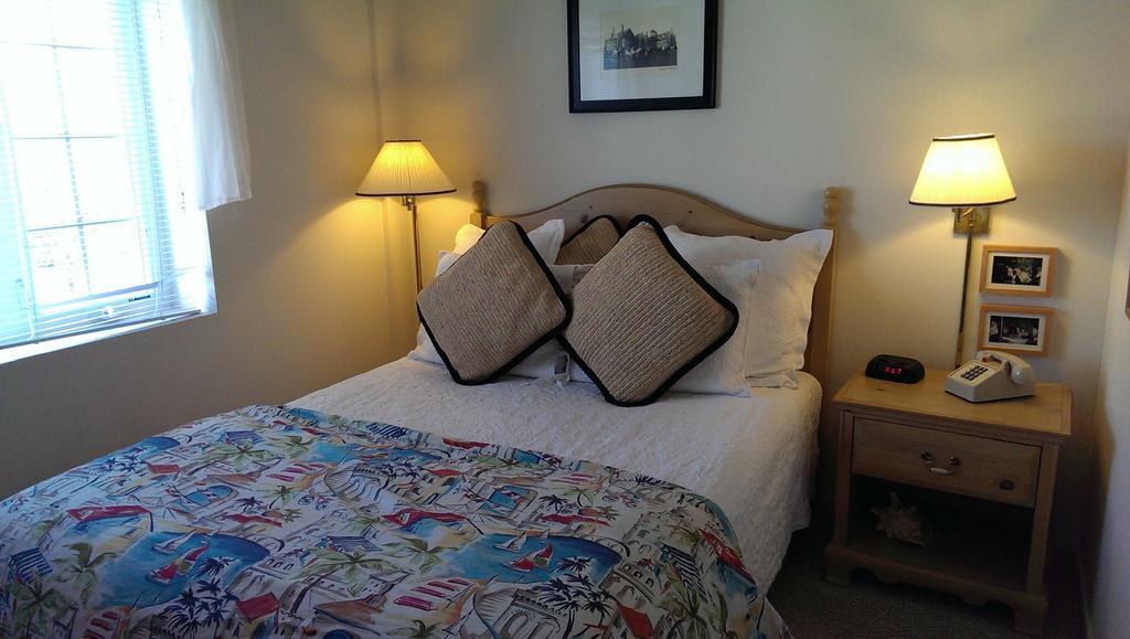 Montauk Manor Hotel ภายนอก รูปภาพ A bedroom at the Inn at the Opera